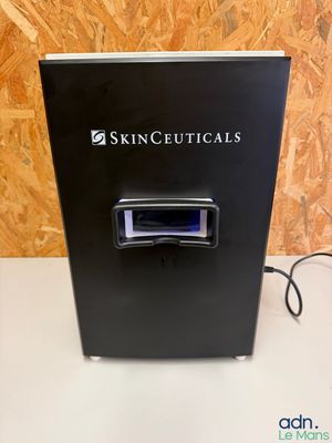 une photo d'un appareil Skinceuticals posé sur une table
