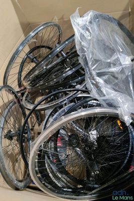 de nombreux vélos rangés ensemble dans une boîte