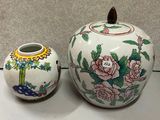 deux vases posés l'un à côté de l'autre sur une table