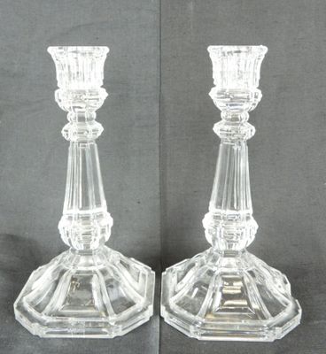 une paire de bougeoirs en verre transparent sur fond noir