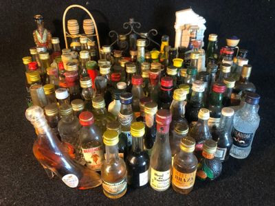 Lot de plus de 100 mignonnettes et bouteilles alcooliques, liqueurs et