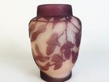 un vase violet orné d'un motif floral