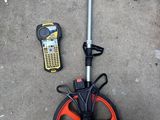 un détecteur de métaux et un téléphone portable par terre