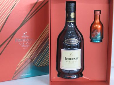 une bouteille de vin et une bouteille de vin en carton
