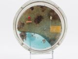 une image représentant un petit objet rond avec un étang au milieu