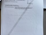 une feuille de papier posée sur un bureau, à côté d'un ordinateur portable