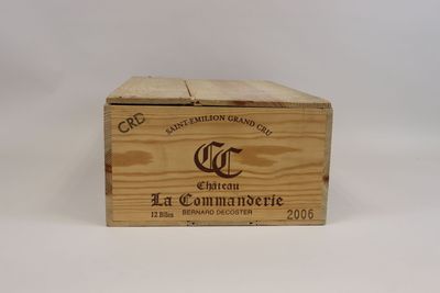 une boîte en bois sur laquelle est apposée une étiquette de vin