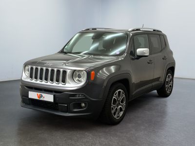 La Jeep Renegade est garée dans une grande pièce au sol noir.
