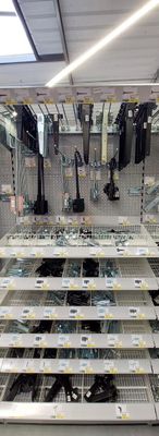de nombreuses étagères vides dans un magasin où se trouvent de nombreux articles