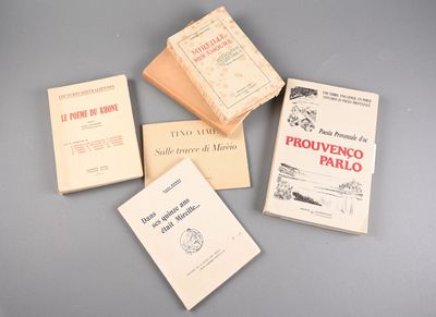 plusieurs livres sont empilés sur une table