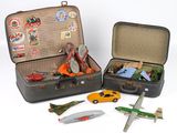 deux valises contenant différents types de jouets