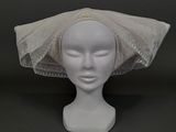une tête de mannequin blanche recouverte d'un voile