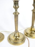 2 paires de bougeoirs en laiton montés en lampe, XIXe H. (photo 2)
