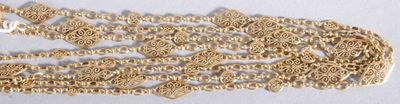bracelet composé de perles dorées, d'une perle blanche et d'une perle argentée