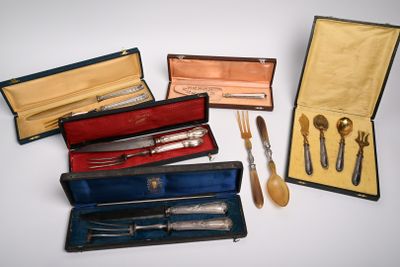 quatre types différents de couverts dans un coffret