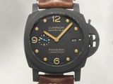 une montre noire avec un bracelet en cuir marron sur fond blanc