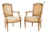paire de fauteuils de style Louis XVI à accoudoirs rembourrés