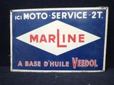 une vieille enseigne bleue et blanche faisant la promotion de « Marine A Base d'Hull Vedol »