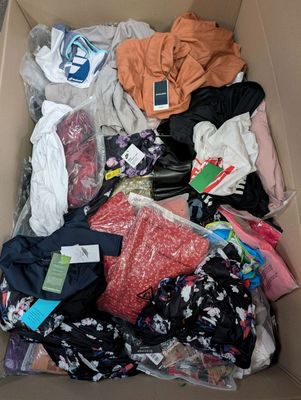 Box de 150 vêtements neufs divers marques - Expédition possi… - Photo 1