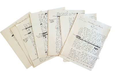 une pile de vieilles lettres posées les unes à côté des autres sur une table