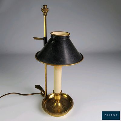 une lampe munie d'un abat-jour noir