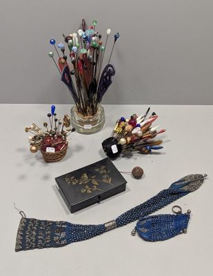 une table sur laquelle se trouvent plusieurs objets différents
