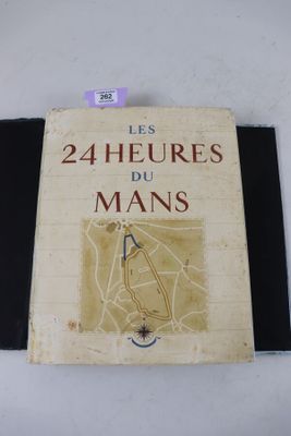 un livre sur lequel figure l'image d'une carte