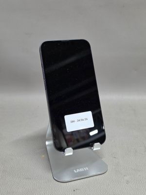 un téléphone portable posé sur un support sur une table