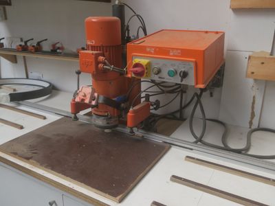 une machine posée sur une table