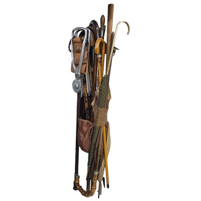 une photo d'un porte-skis sur lequel sont posés plusieurs paires de skis et des bâtons de ski