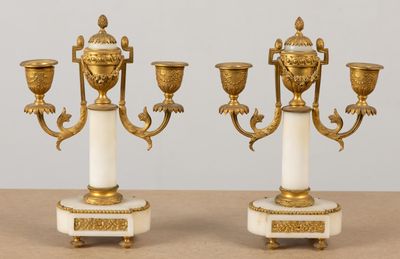 paire de candélabres anciens en laiton et marbre, sur des socles en marbre