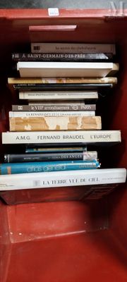 de nombreux livres empilés les uns sur les autres dans une boîte rouge