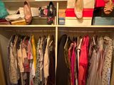 une armoire sur laquelle sont posés beaucoup de vêtements et de chaussures
