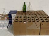 plusieurs cartons de bouteilles de vin et une bouteille de vin sur la table