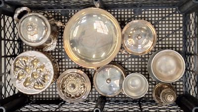 un panier rempli de plats et de bols en argent