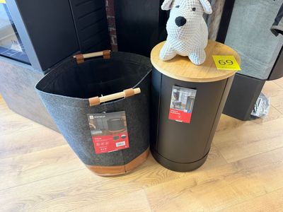 une peluche posée sur une poubelle