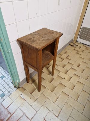 Chevet en bois et une poubelle en PVC noir