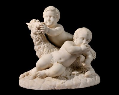 une statue représentant un enfant et un mouton sur fond noir