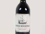 une bouteille de vin posée sur une table