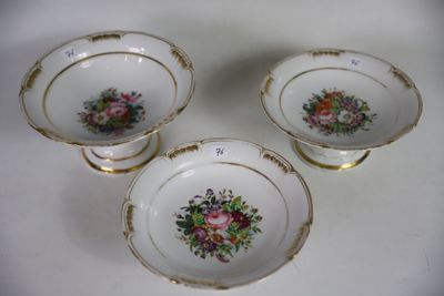trois bols en porcelaine ornés de motifs floraux, posés sur une table