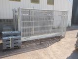 une grande cage métallique posée devant un immeuble