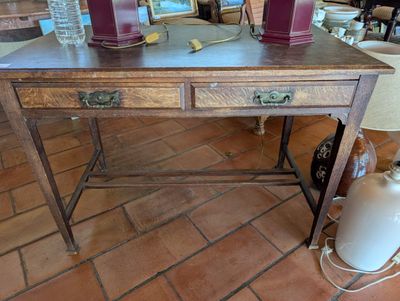 une table en bois sur laquelle sont posées deux lampes