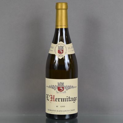 une bouteille de vin posée sur une table