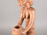une image représentant une statue de femme tenant un pot