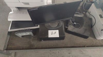 beaucoup de matériel informatique posé sur une table