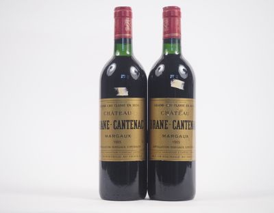 deux bouteilles de vin posées l'une à côté de l'autre sur une surface blanche