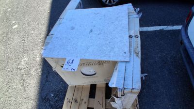 une caisse posée sur une palette dans le parking
