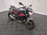 une moto rouge et noire garée dans un garage