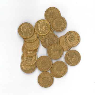 une pile de pièces d'or sur une surface blanche