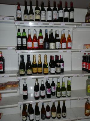 de nombreuses bouteilles de vin sur les étagères du réfrigérateur